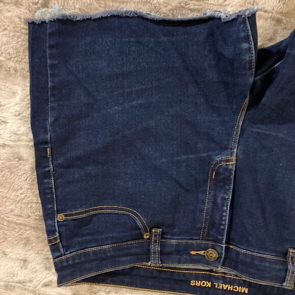 𝅺: : MICHAEL KORS Like New Dark Wash Raw Hem Denim Shorts : : - Picture 9 of 10